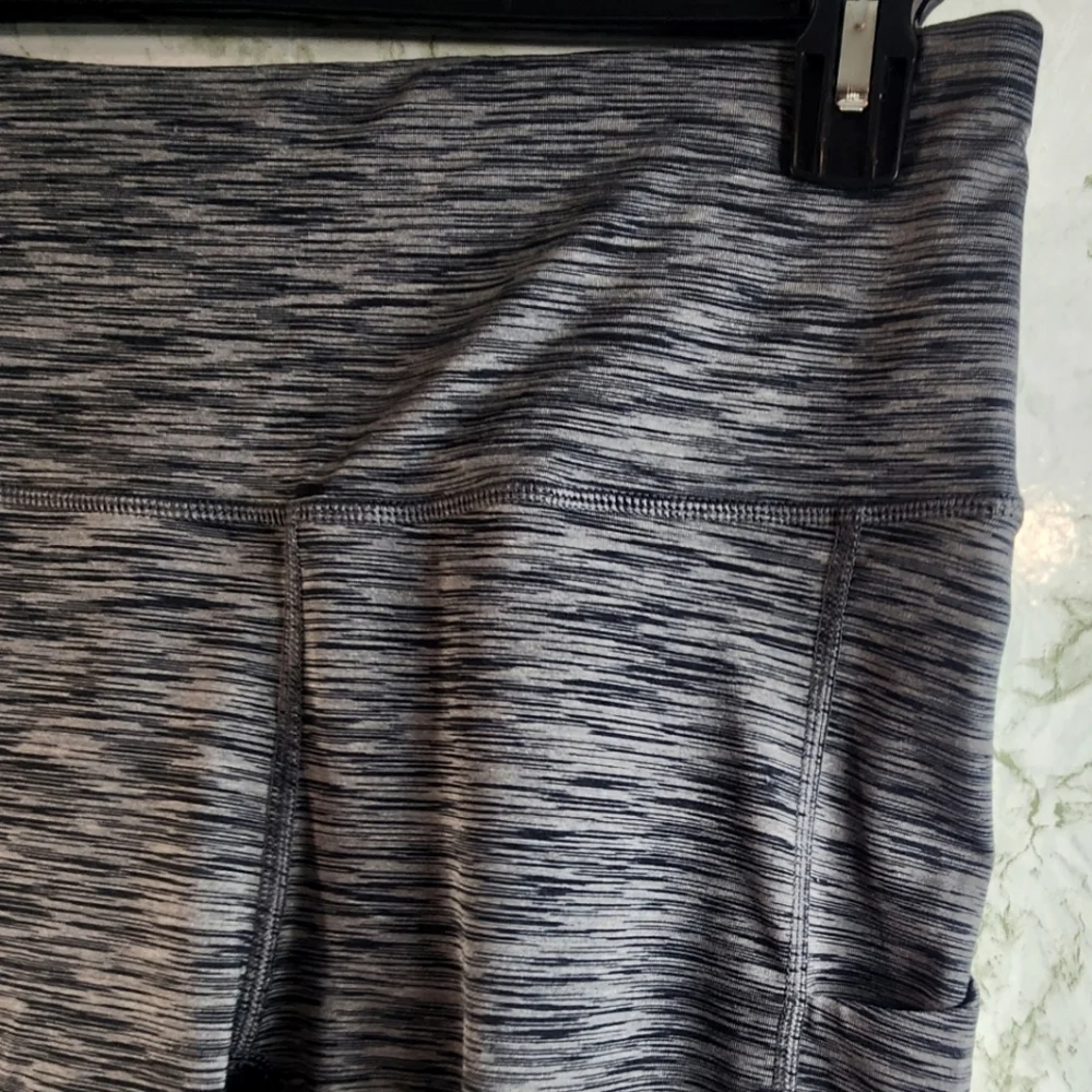 FUNANI Gray Capri Leggings - Picture 4 of 13
